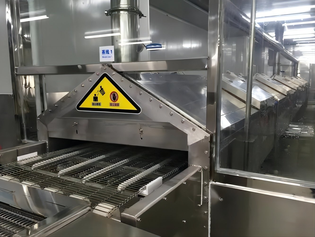 Continuous food cooking tunnel and conveyor