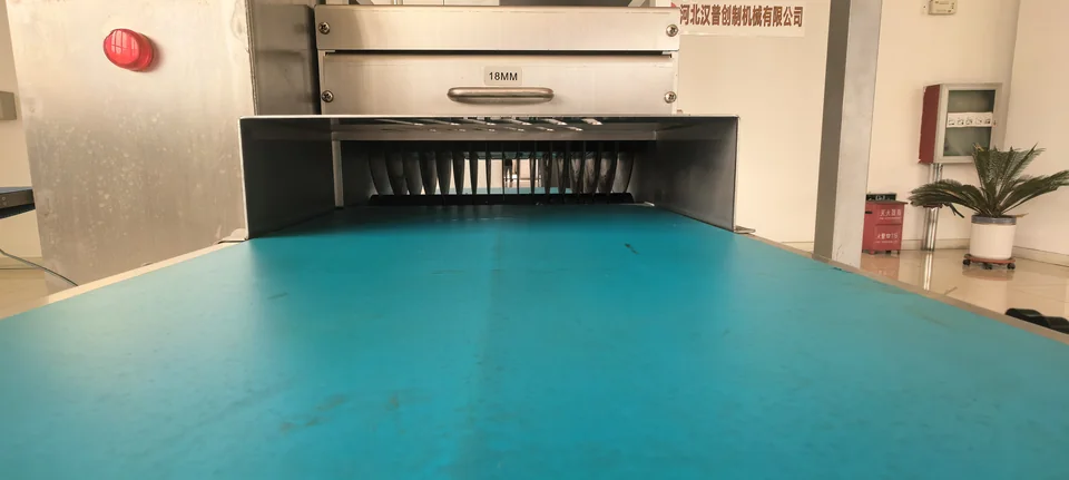LC-500 blade opening above the blue conveyor with an 18MM marking on the head