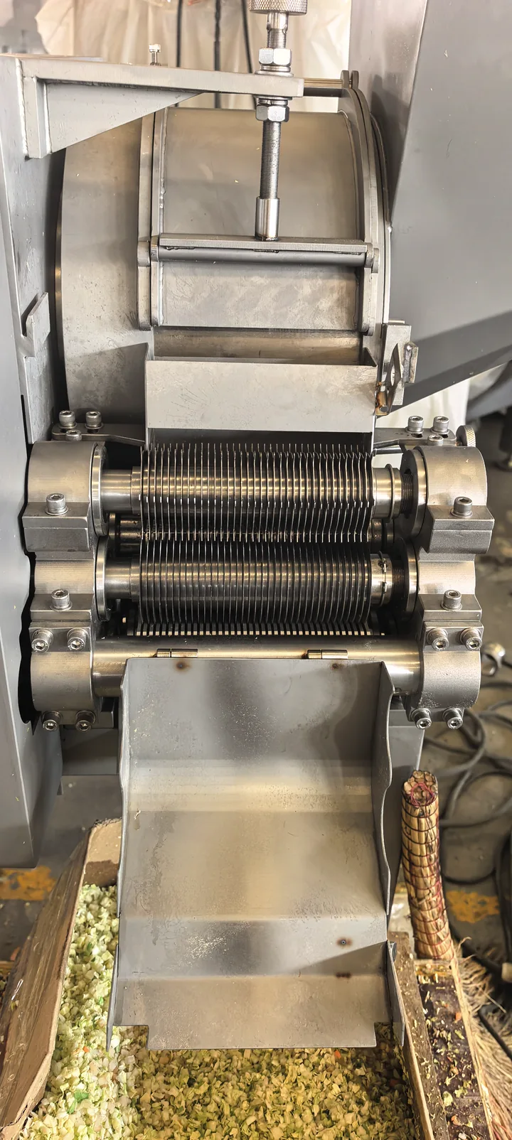 Front inspection view of XQD-02II knife rollers and discharge chute