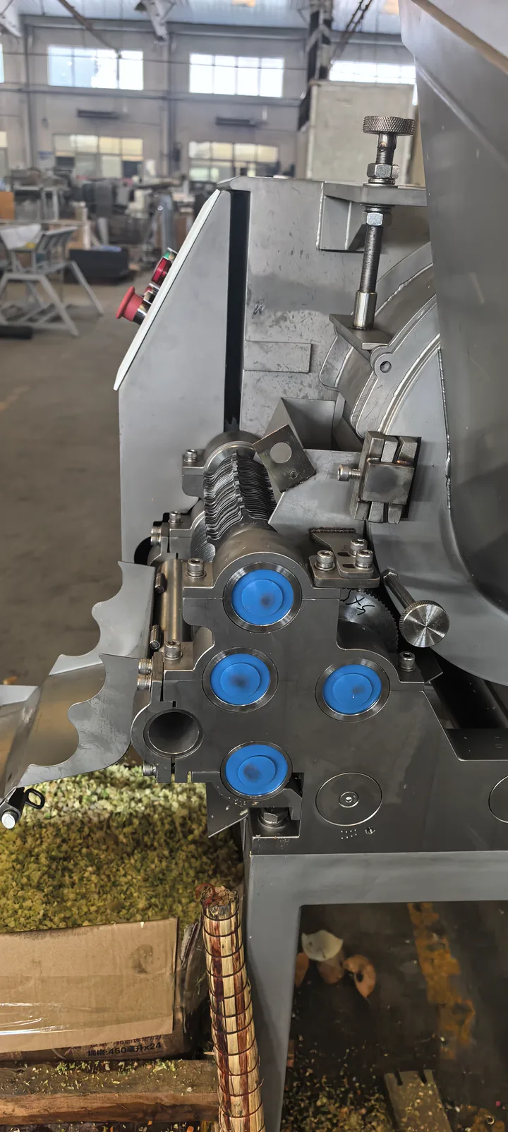 Side inspection view of the XQD-02II knife assembly and adjustment hardware